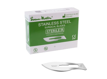 Swann Morton Sterile RVS chirurgische mesjes Nr. 24 (0311) is iets groter dan nummer 23., het mesje is iets meer halfrond van vorm en is aan de voorrand opnieuw geslepen, dit mesje wordt veel gebruikt door dierenartsen. 